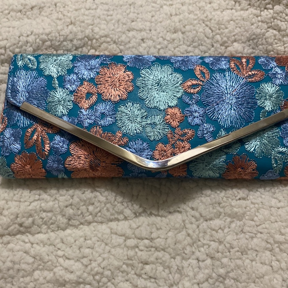 Torta Caliente shoe & Clutch - Picture 8 of 9